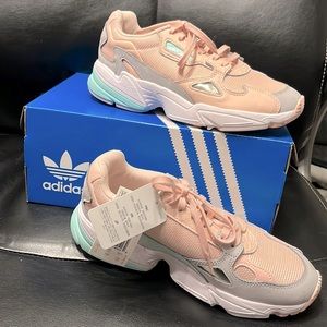 NWT ADIDAS WOMENS SNEAKERS- Size 7 👟👟